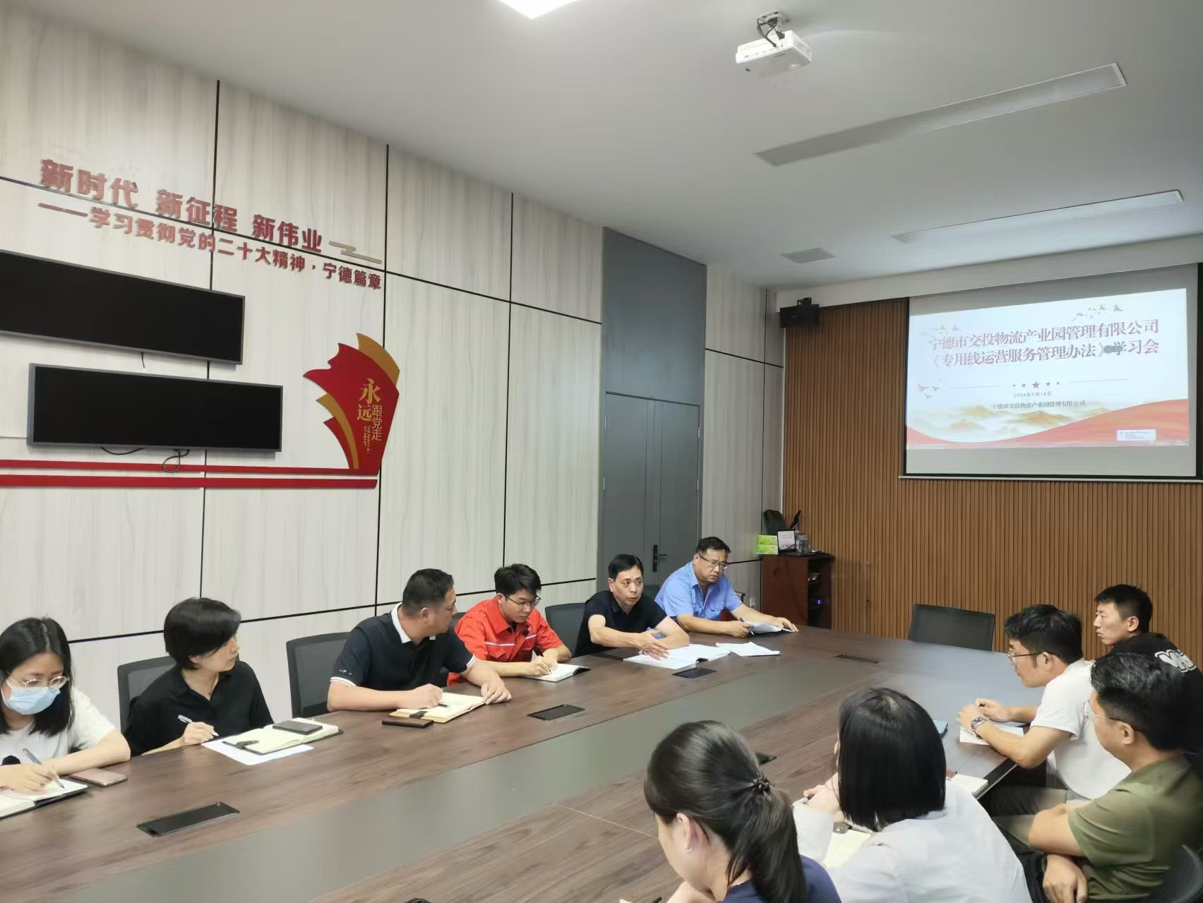 福州鐵路物流中心寧德鐵路物流營業(yè)部領(lǐng)導(dǎo)深入寧德陸港開展愛車宣傳活動，張長明拍攝.jpg